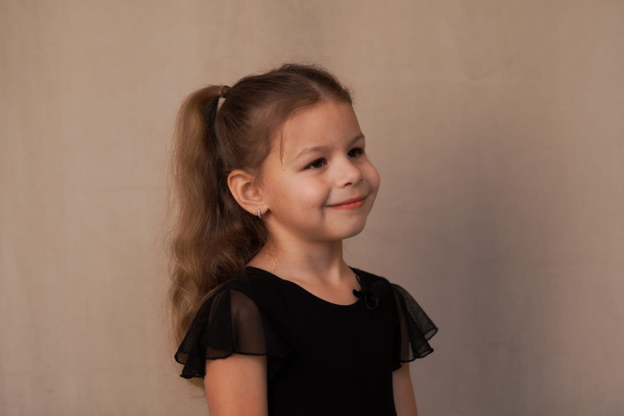 Эмилия — взгляд в сторону